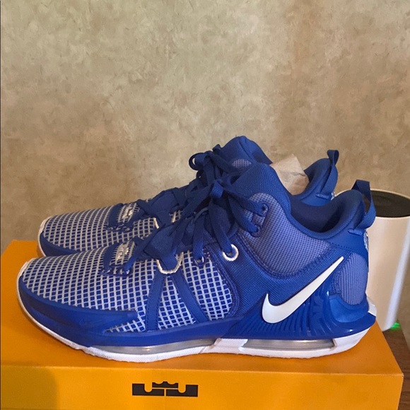 LeBron Witness VII TB
Color: Game Royal/White-Game Royal - Picture 4 of 12